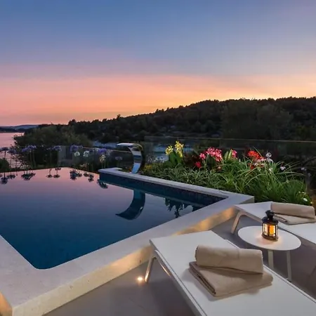 Magnificent Deluxe With Jacuzzi And Steam Trogir