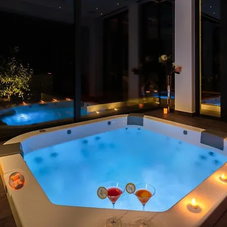 Vila Magnificent Deluxe With Jacuzzi And Steam Trogir